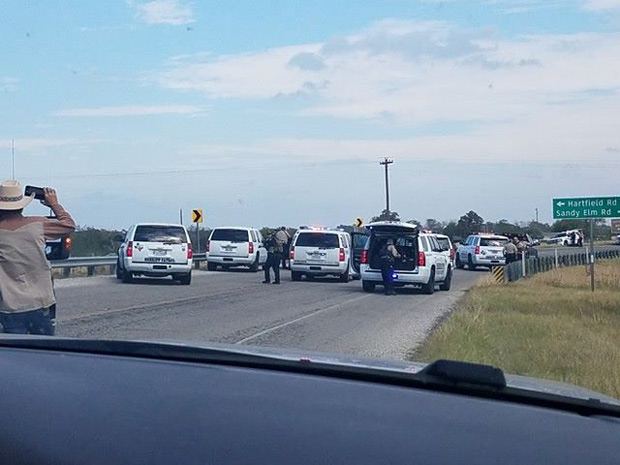 Carros da polícia em Sutherland Springs, no Texas, onde tiroteio em igreja deixou mortos e feridos