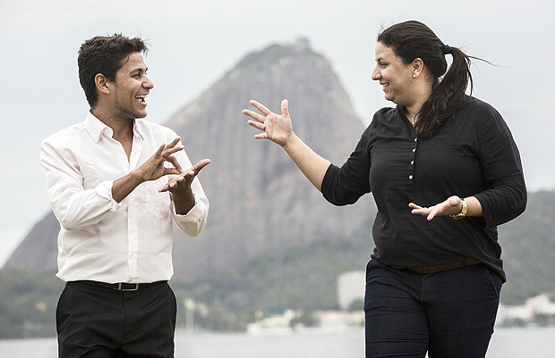 Ricardo Boaretto, 34, e Isabelle Barboza, 27, que são surdos e fizeram o Enem no Rio; tema foi elogiado