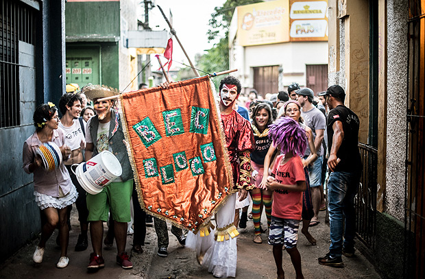 Cortejo do Viramundo em Belm (PA); grupo usa atividades ldicas para interagir com moradores de rua