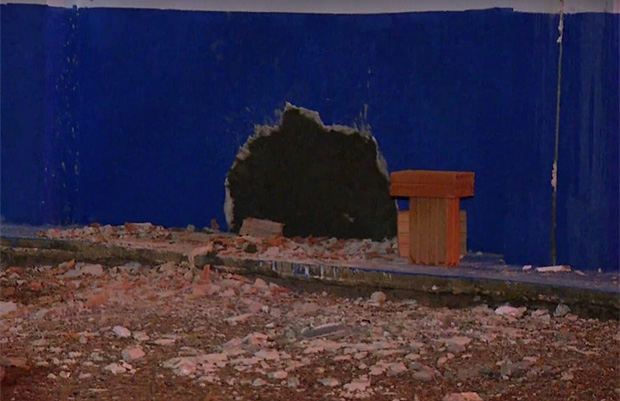Buraco feito em muro aps exploso de dinamites em unidade prisional do Tocantins