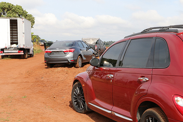 Carros abandonados na zona rural de Uberaba (MG), que foram usados na fuga de assaltantes