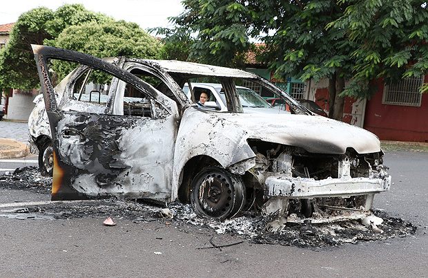 Carros queimados no bairro Boa Vista, em Uberaba (MG), nos arredores da empresa de valores Rodoban.