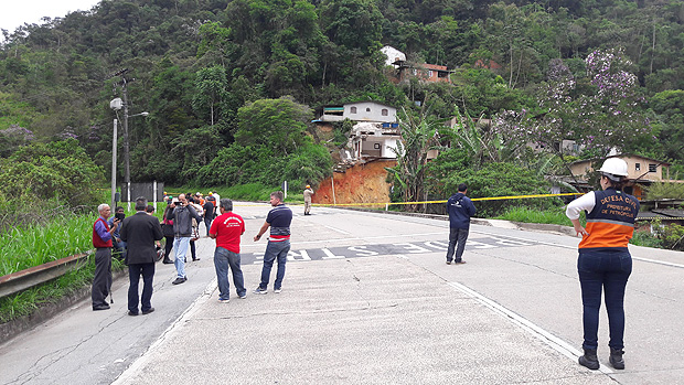 Defesa Civil interdita trecho onde o deslizamento foi registrado, no km 81 da rodovia BR-040