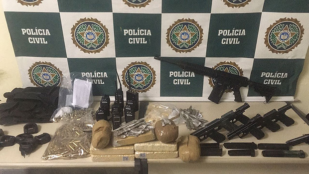 Armas e drogas apreendidas em operao policial que matou sete