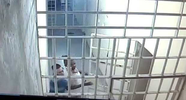 Depois do carcereiro escapar, detento faz seu colega de cela refm e s o solta aps a chegada da PM 
