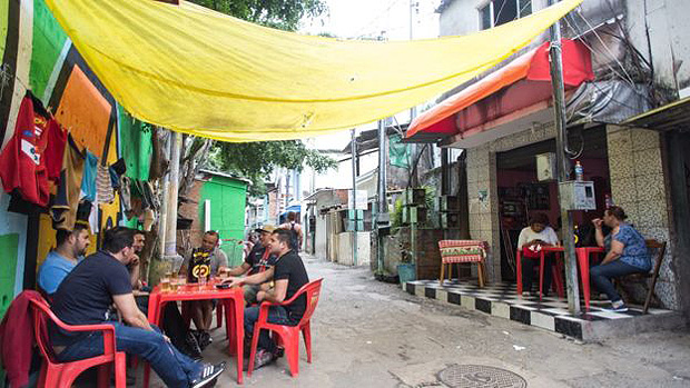 Restaurante de Regina Santos, na favela Coliseu, recebe funcionrios da regio da Vila Olmpia 