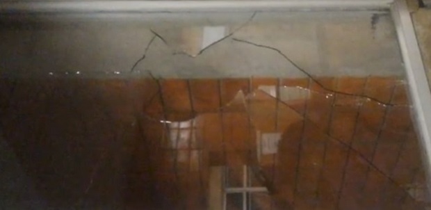 Vidro de janela quebrado com taco de beisebol por estudante da Universidade São Judas Tadeu, na zona leste de São Paulo