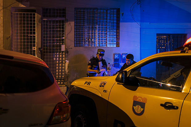 CARUARU, PE, BRASIL, 15-11-2017: Policiais militares do BPRv (Batalhão de Polícia Rodoviária) durante trabalho em Caruaru. Na cidade o número de assassinatos explodiu desde 2014, ano em que a cidade registrou 137 mortes violentas. Neste ano, o número já passa de 240. Enquanto homicídios diminuem nas capitais, violência cresce em cidades médias do interior do Brasil; série especial mostra a dinâmica das mortes em diferentes lugares do país. (Foto: Avener Prado/Folhapress, COTIDIANO) Código do Fotógrafo: 20516 ***EXCLUSIVO FOLHA***