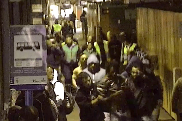 Vídeo indica seguranças omissos em SP diante de agressões a ator negro