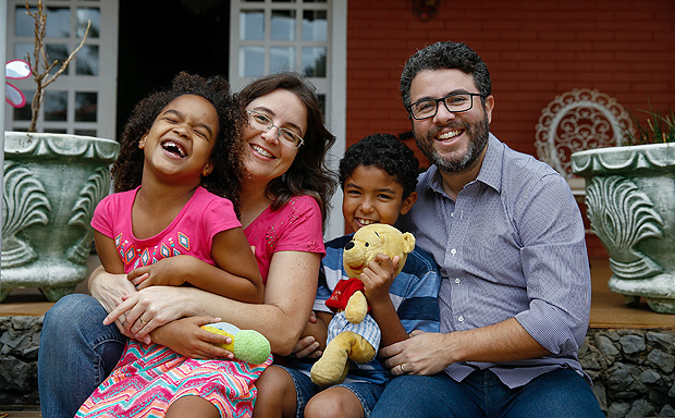 Karina e Hugo, 38, com os filhos adotivos Joo, 7, e Camila, 6