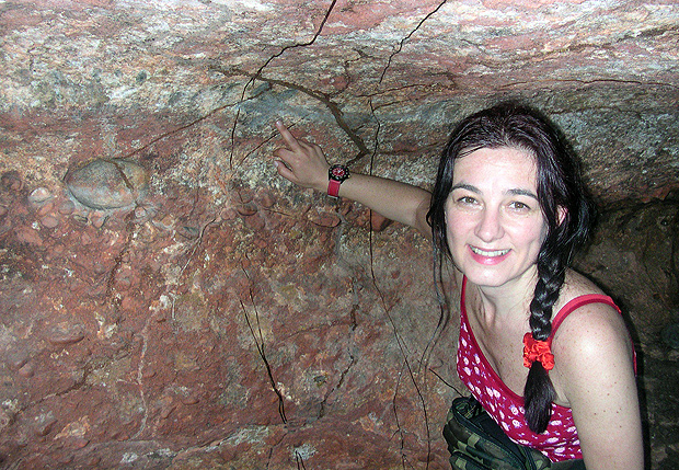 A pesquisadora italiana Margherita de Tomas, em uma gruta em Barra do Garas (MT) 