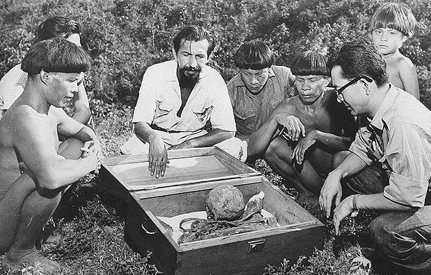 Orlando Villas Boas diante de caixa com a suposta ossada de Fawcett, no Xingu, em 1951