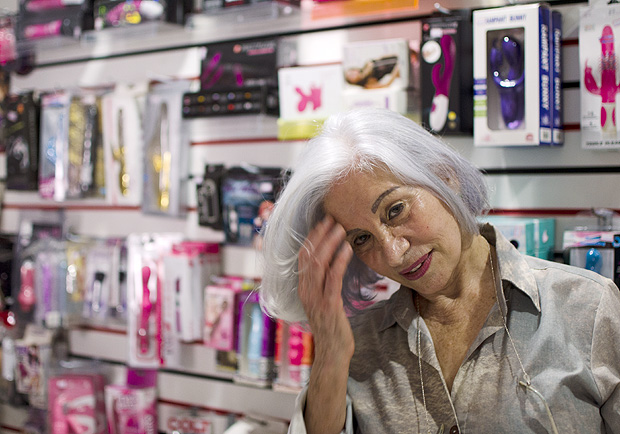Aos 72 anos, dona do primeiro sex shop de Sorocaba testa e recomenda produtos erticos