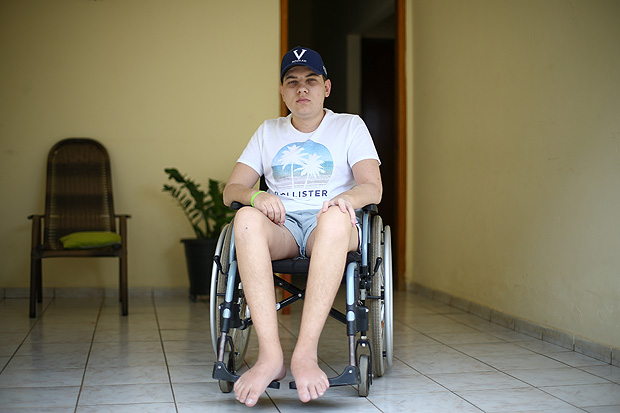 José Humberto Pires de Campos Filho, 23, em sua casa, em Trindade (GO)