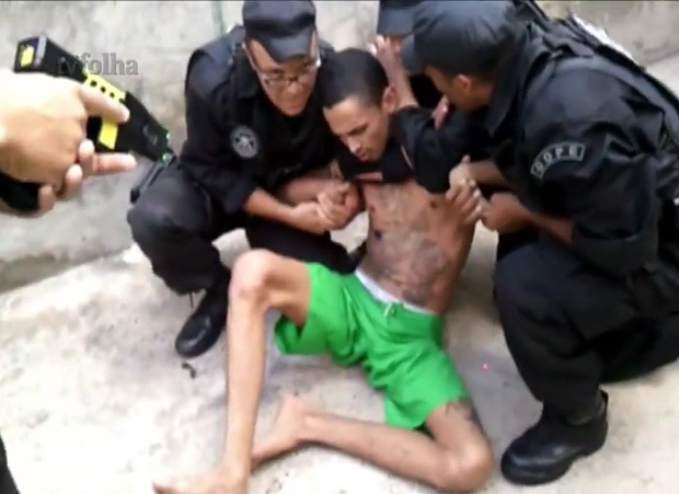 Agentes prisionais imobilizam preso em prisão de Goiás; imagens mostram uso de armas de choque
