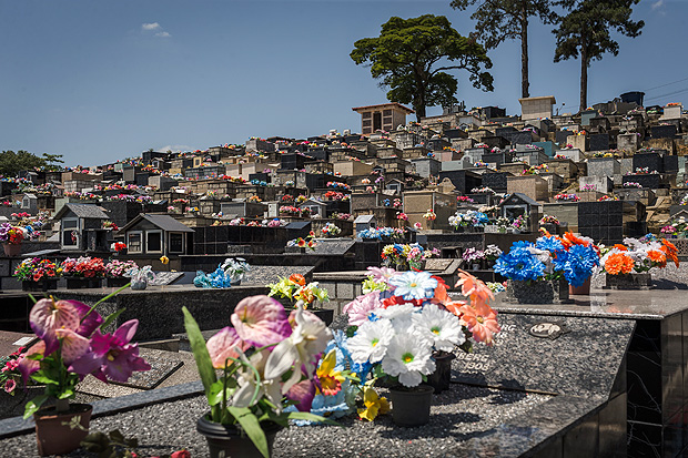 JOINVILLE, SC, BRASIL, 28-11-2017: Cemitrio Nossa Senhora De Ftima. Escalada da violncia em Joinville, cidade de 577 mil pessoas no norte de Santa Catarina. O Estado todo passa por uma crescente de violncia, mas a situao em Joinville  mais alarmante. Entre 2011 e 2016, o nmero de mortes violentas (incluindo homicdios dolosos, latrocnios e leses corporais seguidas de morte) cresceu 18% em Santa Catarina (de 880 para 1.037). J em Joinville, maior cidade do Estado, 71 pessoas foram mortas em 2011, segundo a Secretaria de Segurana Pblica de SC, contra 131 em 2016 --avano de 84,5%. O cenrio neste ano tende a ser ainda pior: at a ltima tera (28), foram 127 mortes, de acordo com a Polcia Civil. Enquanto homicdios diminuem nas capitais, violncia cresce em cidades mdias do interior do Brasil; srie especial da Folha mostra a dinmica das mortes em diferentes lugares do pas. (Foto: Avener Prado/Folhapress, COTIDIANO) Cdigo do Fotgrafo: 20516 ***EXCLUSIVO FOLHA***