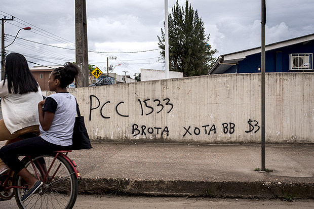 JOINVILLE, SC, BRASIL, 28-11-2017: PCC, o nome da faco est em pichaes em muros no Jardim Paraso, bairro com mais homicdios em Joinville, na zona norte da cidade. Escalada da violncia em Joinville, cidade de 577 mil pessoas no norte de Santa Catarina. O Estado todo passa por uma crescente de violncia, mas a situao em Joinville  mais alarmante. Entre 2011 e 2016, o nmero de mortes violentas (incluindo homicdios dolosos, latrocnios e leses corporais seguidas de morte) cresceu 18% em Santa Catarina (de 880 para 1.037). J em Joinville, maior cidade do Estado, 71 pessoas foram mortas em 2011, segundo a Secretaria de Segurana Pblica de SC, contra 131 em 2016 --avano de 84,5%. O cenrio neste ano tende a ser ainda pior: at a ltima tera (28), foram 127 mortes, de acordo com a Polcia Civil. Enquanto homicdios diminuem nas capitais, violncia cresce em cidades mdias do interior do Brasil; srie especial da Folha mostra a dinmica das mortes em diferentes lugares do pas. (Foto: Avener Prado/Folhapress, COTIDIANO) Cdigo do Fotgrafo: 20516 ***EXCLUSIVO FOLHA***