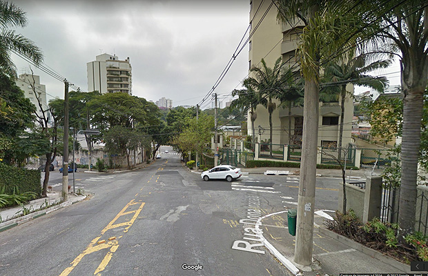 Esquina das ruas D. In�cia Uch�a e D. Br�gida, na Vila Mariana, zona sul de SP, onde uma adutora da Sabesp se rompeu