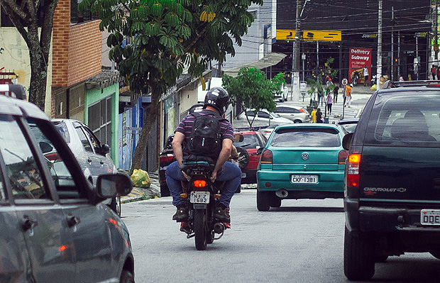 Motociclistas oferecem servio de mototxi ilegal em bairros da zona sul de So Paulo
