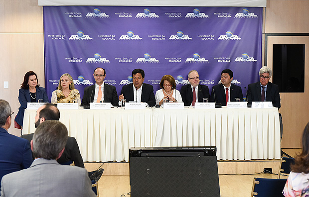 O ministro Mendonça Filho e equipe em coletiva de imprensa realizada em outubro de 2017
