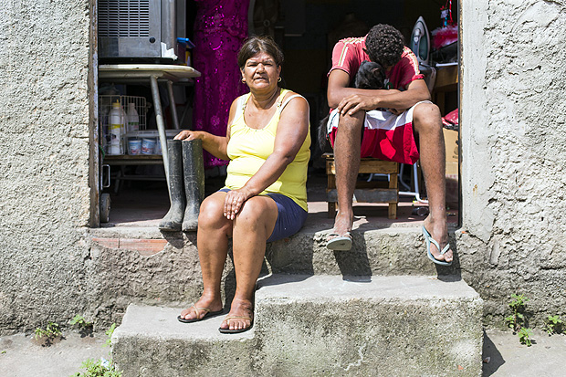 Marli da Silva, 56, com seu par de galochas na Vila Itaim, no extremo leste da capital paulista