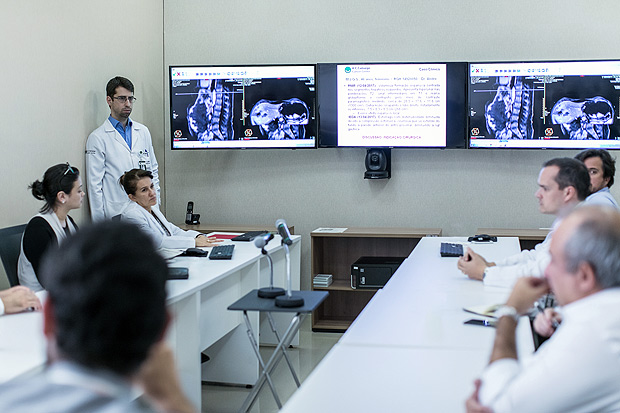 Em reunio na sala de 'tumor board', especialistas do centro debatem casos de pacientes