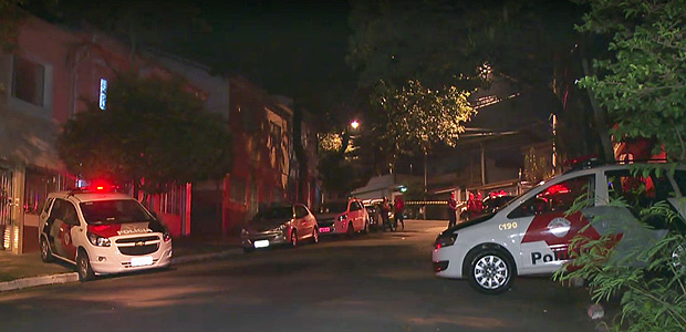 Carros da PM cercam rua onde soldado matou mulher na noite deste domingo (10), em So Paulo
