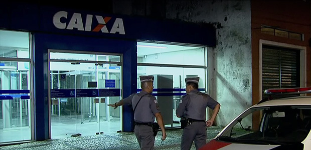 Bandidos usam farda da PM para roubar banco durante sete horasCrime ocorreu em agncia da Caixa Econmica Federal em Santos, no litoral de So Paulo, neste domingo (17).