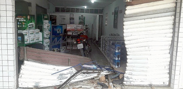 Loja saqueada durante paralisao de bombeiros e policiais em Natal, no Rio Grande do Norte