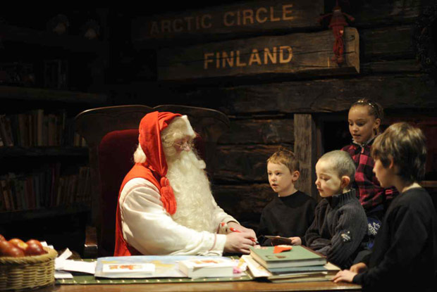 Papai Noel conversa com crianas em seu escritrio, na cidade de Rovaniemi