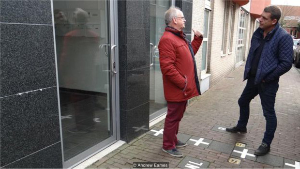 Kees de Hoon ( direita) contornou uma proibio holandesa para construo instalando uma segunda porta no prdio, no lado belga da fronteira | Foto: Andrew Eames 