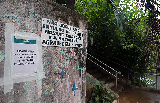 Aviso sobre 'preveno  sade' no parque Juliana de Carvalho Torres, em Raposo Tavares (zona oeste) 