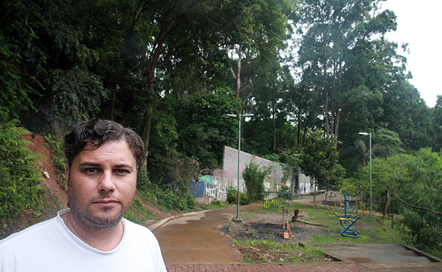 O analista de tecnologia da informao Leonardo Mariconde, 41, no parque Juliana de Carvalho Torres