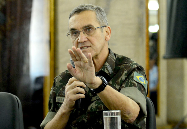 General Villas Bôas, 66, que comanda 215 mil homens do Exército 