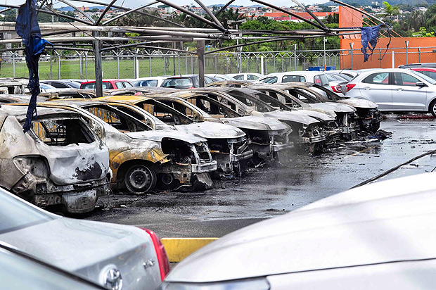 Carros queimados em pátio da Unidas, no aeroporto de Guarulhos, em Cumbica