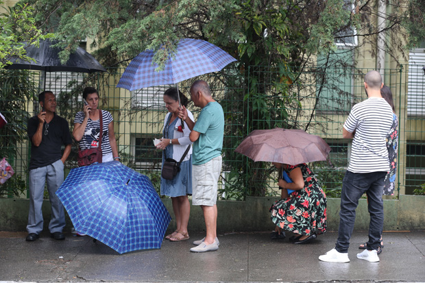 Pessoas fazem fila para receber a vacina contra a febre amarela em UBS da zona sul de São Paulo