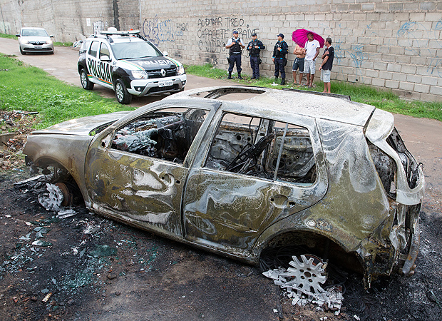 Carro queimado usado por bandidos em chacina na periferia de Fortaleza neste sábado