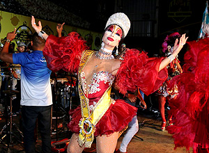 Sabrita Sato coroada rainha do baile Glam Gay – Daniel Pinheiro/AgNews
