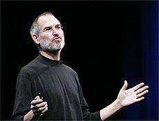 Camiseta preta de gola alta, jeans, tênis: Steve Jobs combina os três desde 1999