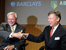 John Varley, do Barclays (esq.) e Rijkman Groenink, do ABN Amro, em anncio feito hoje