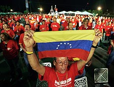 Trabalhadores da estatal PDVSA comemoram controle de poos de petrleo na Venezuela
