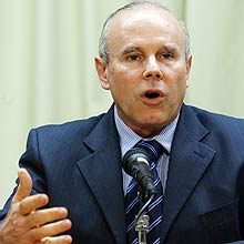 Mantega vê desaceleração positiva e mantém previsão do PIB em 5% para este ano
