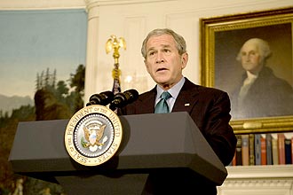 MTC04 WASHINGTON (ESTADOS UNIDOS) 30.09.08 El presidente estadounidense, George W. Bush, lee una declaracin sobre economa en la Casa Blanca de Washington (Estados Unidos), el 30 de septiembre de 2008. La Cmara de los Representantes rechaz ayer el plan de rescate presentado por Bush. EFE/Kristoffer Tripplaar. POOL