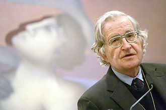 Noam Chomsky, americano judeu e grande crtico das polticas israelenses com relao aos palestinos, foi barrado em Israel
