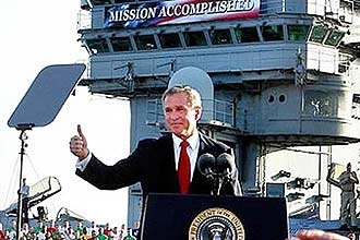 Bush a bordo de porta-avião em maio de 2003, quando declarou "missão cumprida" no Iraque; o país árabe vive em meio ao caos até hoje