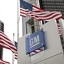 Bandeiras dos Estados Unidos no prédio da General Motors em Detroit (Estados Unidos)