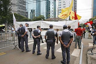 Manifestantes fazem protestos em frente a entrada do Hotel Hilton, zona sul de So Paulo, onde acontece a reunio do G20