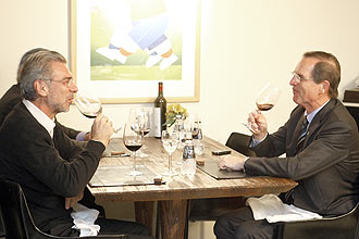 Presidente da Perdigão, Nildemar Secches (à esq.), e Luiz Fernando Furlan, da Sadia, tomam vinho no restaurante Varanda, na zona sul
