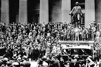 Multido em frente da Bolsa de Nova York aps o crash de 1929, que fechou bancos e deixou milhes de desempregados