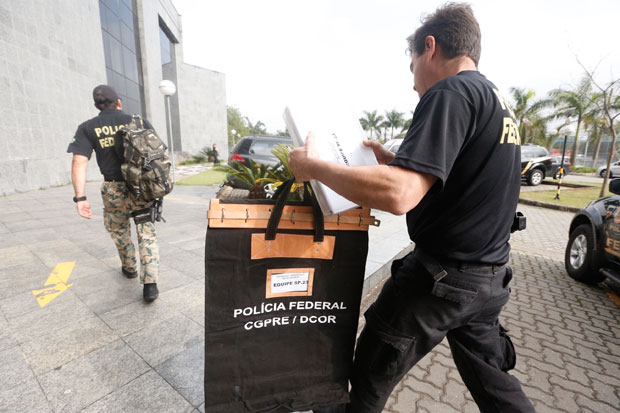 Policiais chegam a sede da Polcia Federal em So Paulo com malotes da Operao Greenfield. 